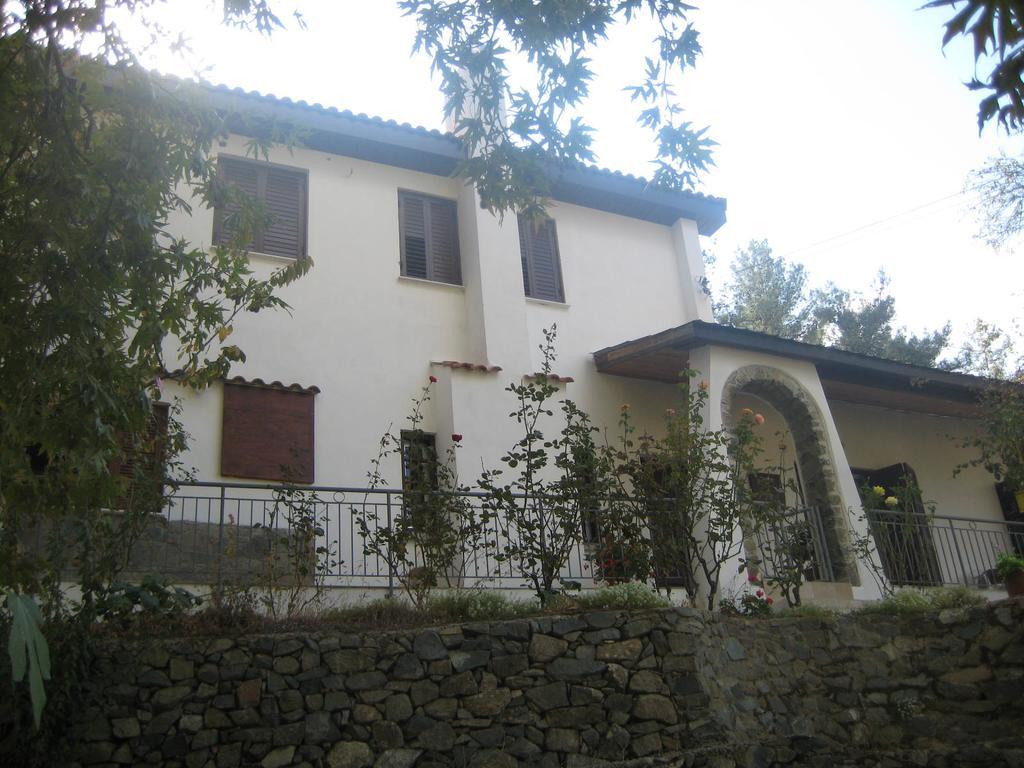 Flora'S House Villa Spilia Bagian luar foto